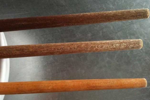 Thấy đũa có dấu hiệu này thì phải vứt ngay kẻo càng ăn càng độc, cố ăn là đang đầu độc cả gia đình