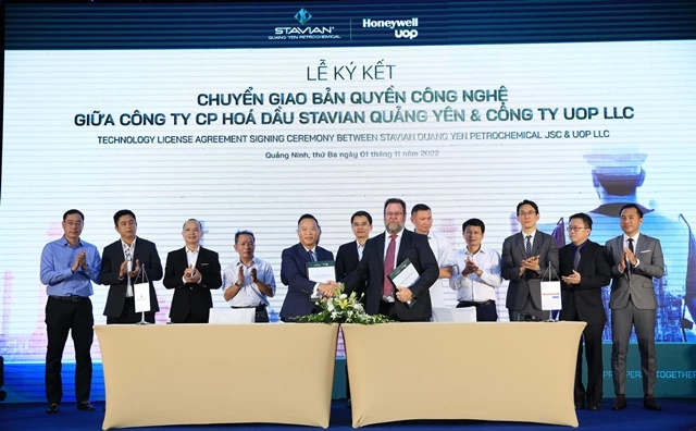 Ký kết chuyển giao bản quyền công nghệ giữa Công ty CP Hoá dầu Stavian Quảng Yên & Honeywell UOP_1