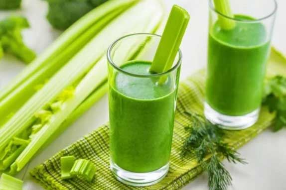 Uống nước ép cần tây đúng giờ "vàng" này để giảm cân, chống lão hóa hiệu quả nhất