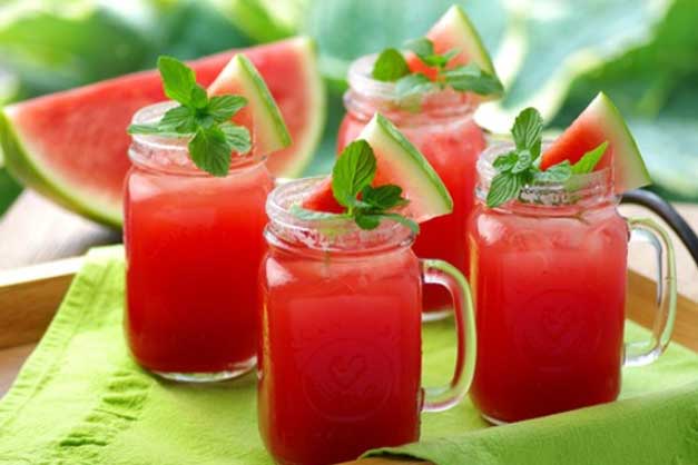 Uống một cốc nước ép dưa hấu giúp bạn giảm cân đẹp da, tốt cho tim mạch, tại sao không thử?