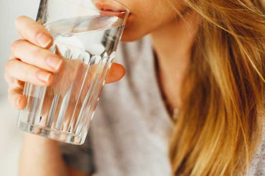 Những kiểu uống nước hại thận, thậm chí gây ngộ độc, nguy hiểm nhất là số 2