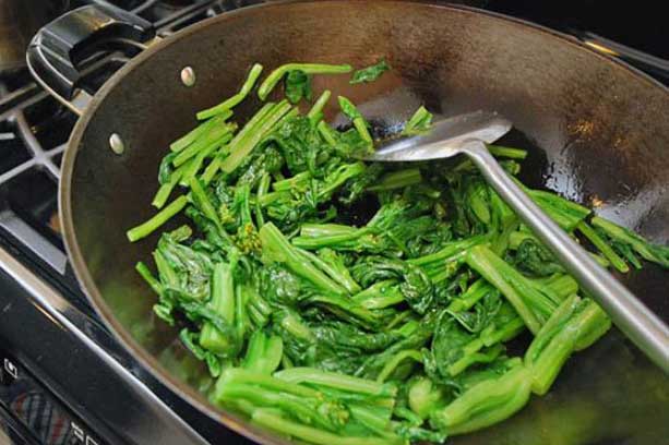 Sai lầm tai hại khi xào rau khiến rau thâm đen, mất hết cả dinh dưỡng, càng ăn càng gây hại