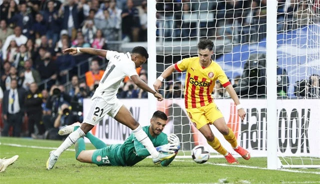 Tình huống Rodrygo (trái) sút tung lưới Girona, nhưng lại bị trọng tài từ chối công nhận bàn thắng 