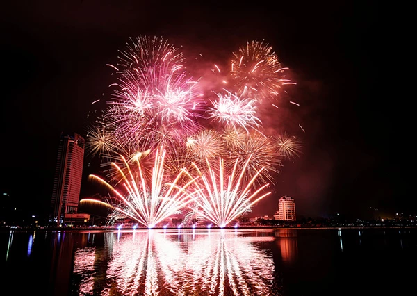 Dự kiến Lễ hội Pháo hoa Quốc tế Đà Nẵng 2023 sẽ diễn ra bên bờ sông Hàn từ ngày 3/6 – 8/7/2023.