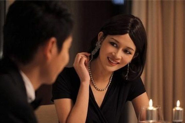 Không nửa lời ghen tuông, chồng đại gia đưa ra tờ giấy này khiến vợ ngoại tình cúi mặt ra khỏi nhà