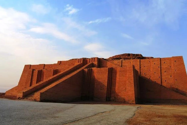 Một ngôi đền đã được trùng tu, được gọi là ziggurat, từ Ur cổ đại ở, nơi ngày nay là Iraq.