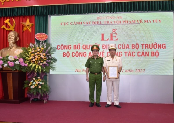 Thừa ủy quyền của lãnh đạo Bộ Công an, Thiếu tướng Nguyễn Văn Viện trao Quyết định của Bộ trưởng Bộ Công an cho đồng chí Đại tá Hoàng Quốc Việt.