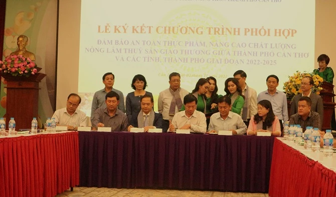 Ông Nguyễn Thanh Thống (người thứ ba từ trái sang)  ký kết chương trình phát triển sàn giao dịch TMĐT các sản phẩm OCOP, sản phẩm tiêu biểu với Lãnh đạo Sở NN&PTNT các tỉnh, thành 