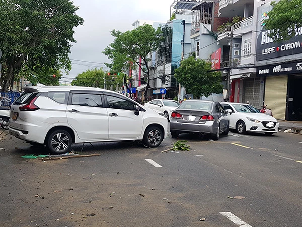 Hàng loạt ô tô bị chết máy, chủ nhân phải bỏ ngổn ngang giữa đường phố Đà Nẵng để tìm cách thoát thân trong trận mưa lũ lịch sử ngày 14 - 15/10/2022.