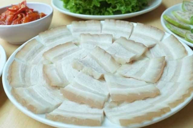 Muốn luộc thịt heo trắng phau, sạch bách mùi hôi lại ngon tuyệt vời hãy cho nguyên liệu "nhỏ mà có võ" này vào