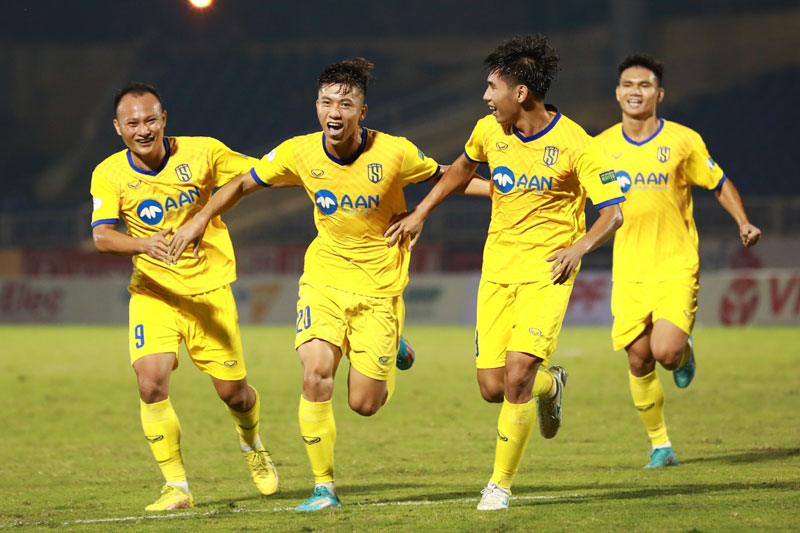 Thắng đậm Bình Dương, SLNA lấy lại niềm tin