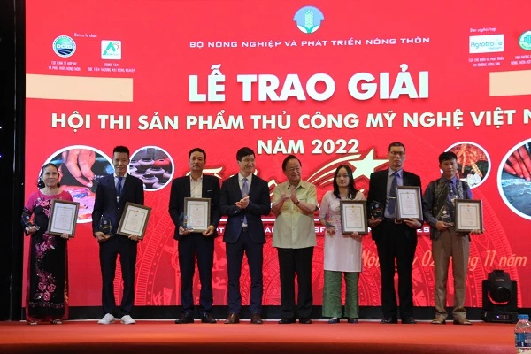 Bộ Nông Nghiệp & PTNN trao giải cho các tác giả đạt giải trong  Hội thi sản phẩm thủ công mỹ nghệ Việt Nam năm 2022.