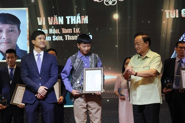 Bộ Nông Nghiệp & PTNN trao giải cho các tác giả đạt giải trong  Hội thi sản phẩm thủ công mỹ nghệ Việt Nam năm 2022.