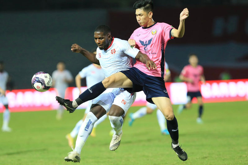 Hải Phòng hẹp dần giấc mơ vô địch khi bị Hà Tĩnh cầm chân