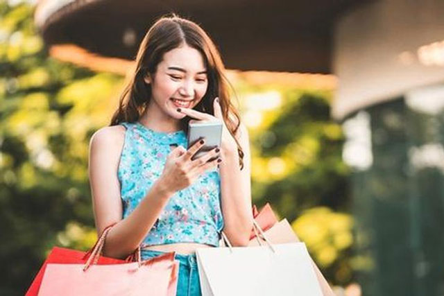 Đi công tác 2 tuần, chồng tôi choáng ngợp khi gặp vợ trong nhà hàng