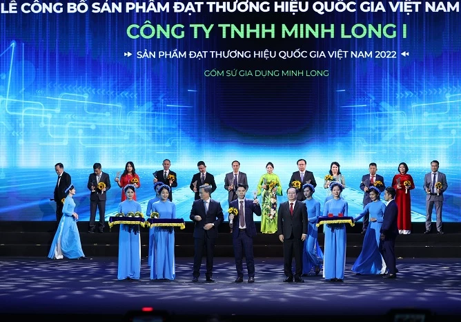 Ông Lý Huy Bửu - Phó Tổng giám đốc Công ty TNHH Minh Long I nhận biểu trưng và hoa tại Lễ công bố sản phẩm đạt THQG Việt Nam năm 2022.