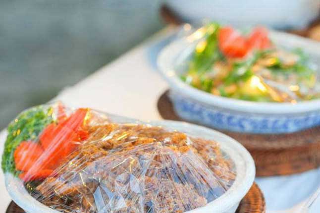 Sai lầm tai hại khi dùng màng bọc thực phẩm khiến chất độc ngấm ngược vào thức ăn, nguy hại vô cùng