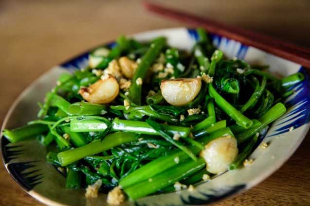 Làm đúng 3 bước này, rau xào xanh mướt, ngon như ngoài hàng