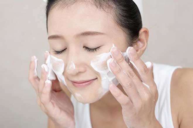 Chuyên gia chỉ ra bước rửa mặt ngược đời đảm bảo "hồi sinh" làn da mịn màng