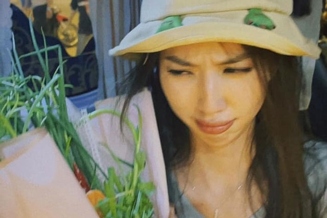 Fan mang rau xanh ra sân bay đón Hoa hậu Thùy Tiên 'nghỉ hưu' trở về Việt Nam