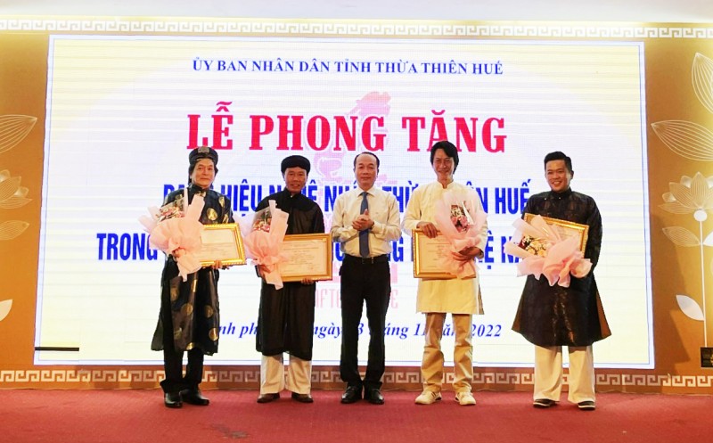 Phó Chủ tịch UBND tỉnh Thừa Thiên Huế Phan Quý Phương trao chứng nhận phong tặng cho 4 nghệ nhân
