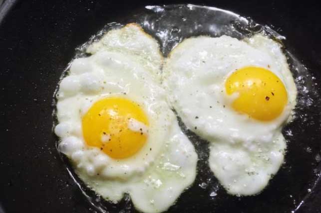 Ốp trứng dùng dầu nóng hay dầu lạnh mới đúng? Đầu bếp đưa ra câu trả lời bất ngờ