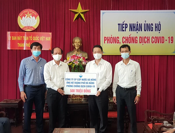 Ủy ban MTTQ Việt Nam TP Đà Nẵng tiếp nhận ủng hộ của các đơn vị, doanh nghiệp cho công tác phòng, chống dịch COVID-19 trên địa bàn.