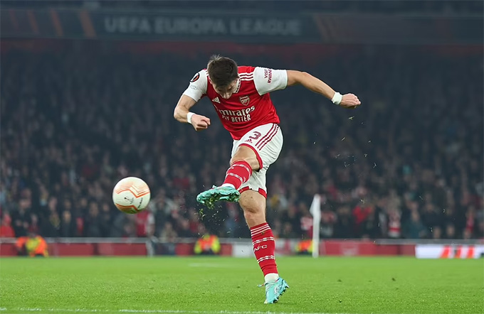 Tierney lập siêu phẩm giúp Arsenal giành ngôi đầu bảng A