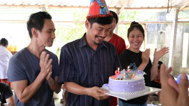 Lý Hải tổ chức sinh nhật bất ngờ cho diễn viên trong ê kíp phim Lật Mặt