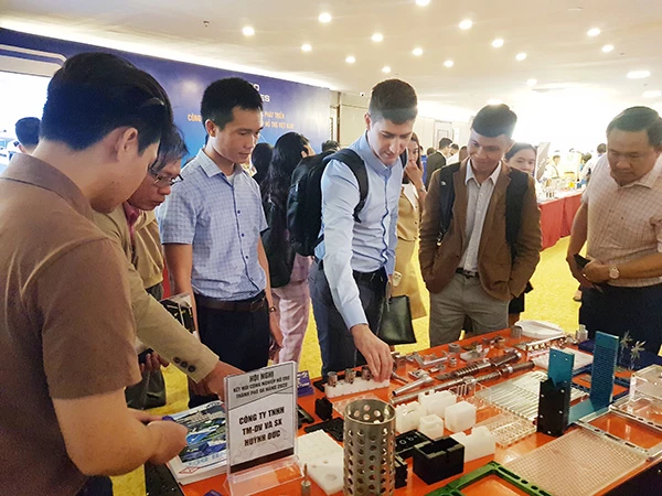 Các đại biểu trong và ngoài nước tìm hiểu các sản phẩm được trưng bày, giới thiệu tại Hội nghị kết nối công nghiệp hỗ trợ - Đà Nẵng 2022