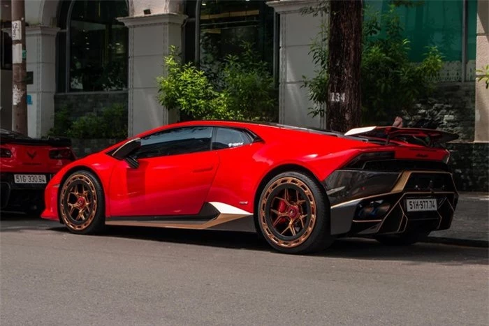  Những năm gần đây, với cách tính thuế tiêu thụ đặc biệt mới, những chiếc siêu xe của Lamborghini như Aventador, Huracan không được nhiều người chơi xe tại Việt ưa chuộng vì dung tích xy-lanh lớn do sử dụng động cơ hút khí tự nhiên, khiến giá thành đội lên khá cao. 