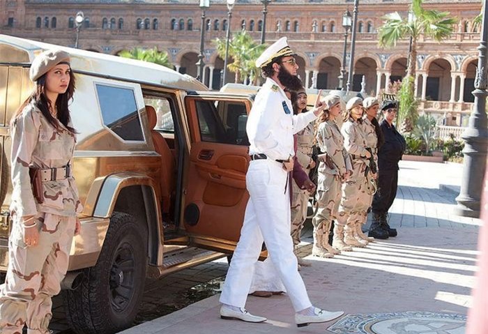  Trong bộ phim The Dictator (2012), nhân vật Aladeen - là lãnh tụ tối cao của Wadiya, một đất nước giả tưởng thuộc khu vực Trung Đông với trữ lượng dầu mỏ khổng lồ. Trong phim, chiếc SUV bọc thép dát vàng là phương tiện di chuyển chủ yếu của Aladeen. 