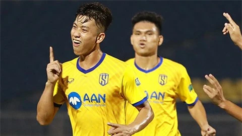 Văn Đức được khen ngợi sau cú đúp giúp SLNA trụ hạng V.League