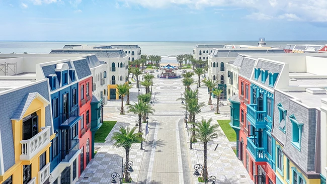 Dãy shophouse và shop villa bên quảng trường biển tại phân kỳ Wonderland tọa lạc tại trục đường trung tâm dẫn ra biển.