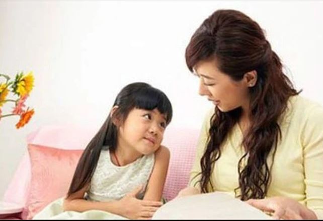 Dẫn con gái đi chơi, con hỏi một câu mà tôi đau thắt lòng