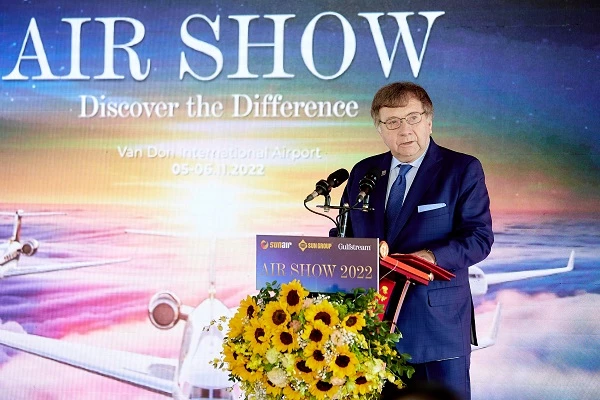 Ông Wayne Oedewalt, Phó chủ tịch Khu vực Châu Á Thái Bình Dương, Gulfstream phát biểu tại triển lãm.