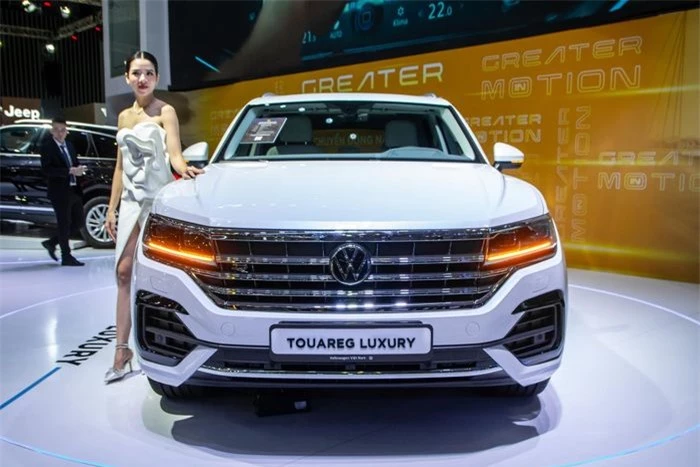  Trong khuôn khổ sự kiện VMS 2022, tâm điểm của gian hàng Volkswagen là mẫu Touareg thế hệ thứ 3. Ra mắt toàn cầu vào cuối năm 2018 và xuất hiện tại Việt Nam ở VMS 2019, tuy nhiên mẫu xe này đã tạm hoãn kế hoạch phân phối cho đến VMS năm nay. 