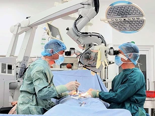 Phẫu thuật kịp thời cho thiếu niên không bị cắt bỏ tinh hoàn