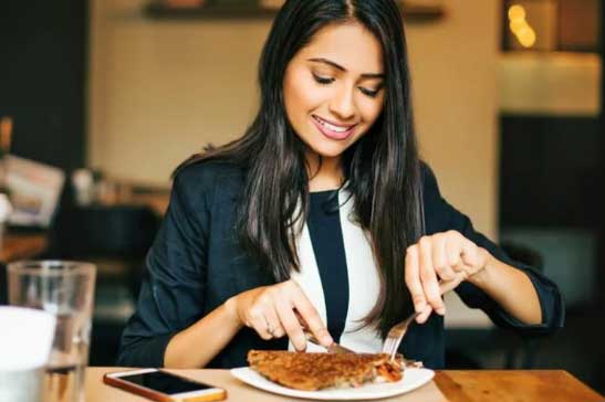 4 sai lầm khi ăn tối gây hại sức khỏe của bạn, nhất là điều thứ 3