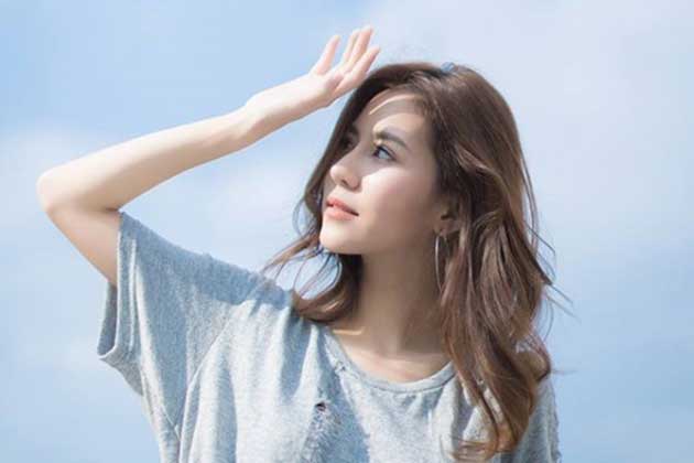 Đây là thời điểm nắng có hại nhất trong ngày, chị em nên tránh ra ngoài trời