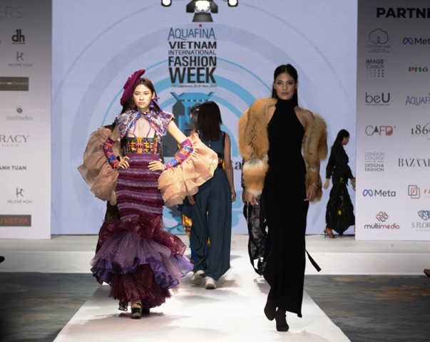 "Cảm hứng di sản": Show diễn lớn nhất làng thời trang Việt Nam