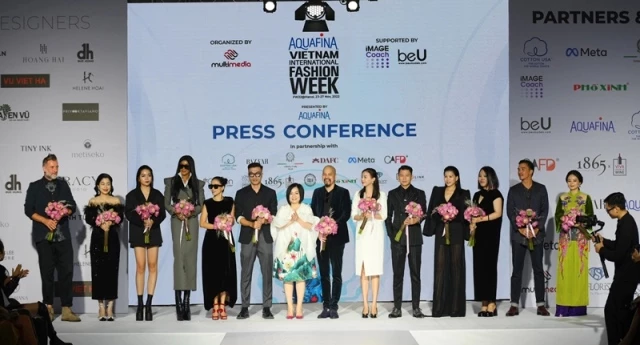 hủ tịch Hiệp hội các Nhà thiết kế thời trang Đông Nam Á (CAFD) kiêm Chủ tịch Aquafina Tuần lễ thời trang Quốc tế Việt Nam Trang Lê cùng các NTK nổi tiếng góp mặt trong chương trình năm nay