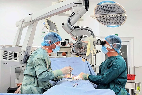 Các bác sĩ khoa Ngoại - Bệnh viện Gia Đình (Đà Nẵng) tiến hành phẫu thuật cho bệnh nhan T