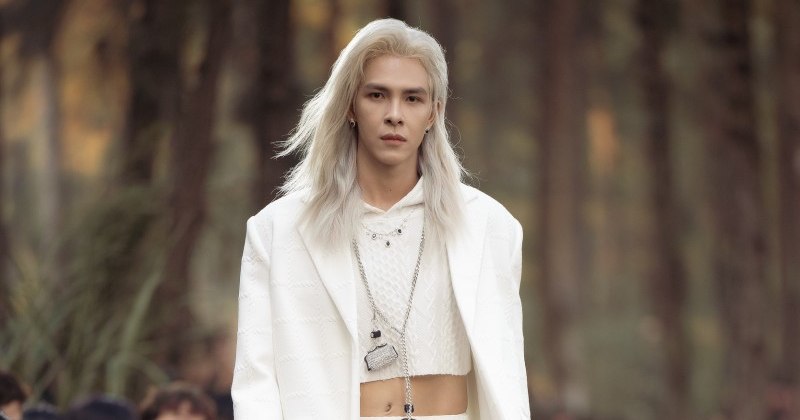 Denis Đặng như hoàng tử khi diễn mở màn cho Vân Anh Scarlet