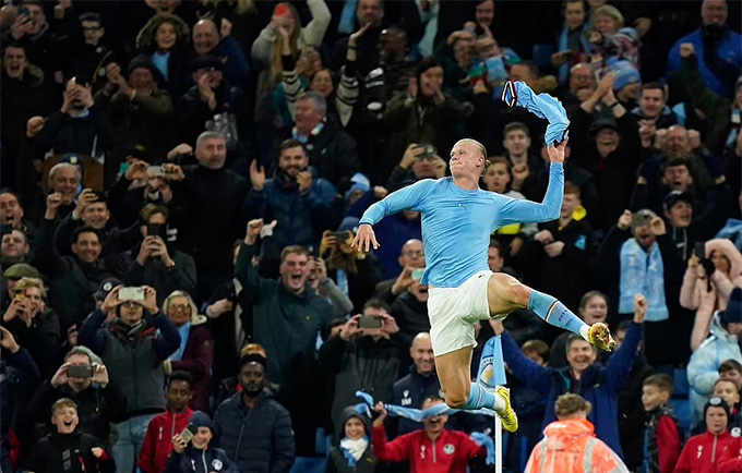 Haaland ghi bàn ở phút bù giờ thứ 5, Man City leo lên ngôi đầu Premier League