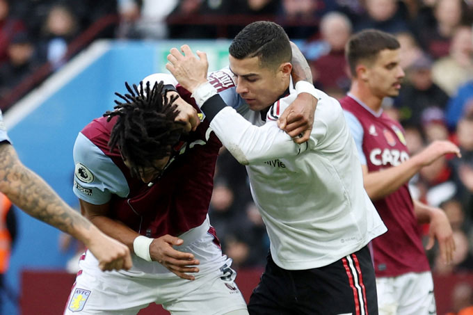 Ronaldo và hậu vệ Aston Villa vật nhau như tại UFC