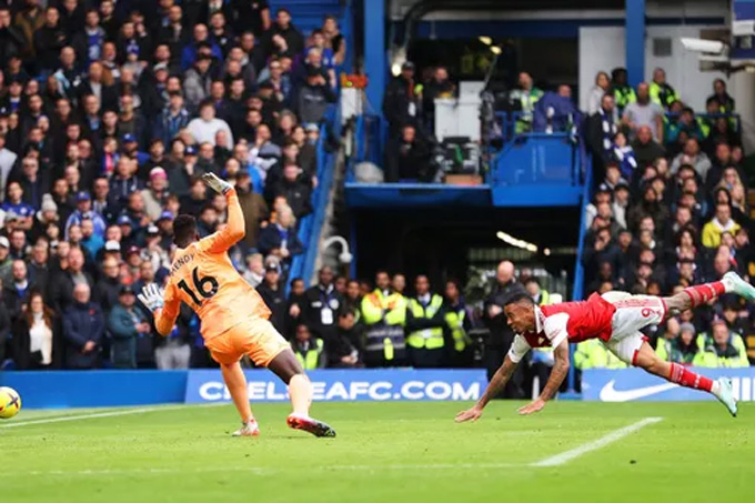 Arsenal bắt nạt Chelsea, đòi lại ngôi đầu bảng từ tay Man City