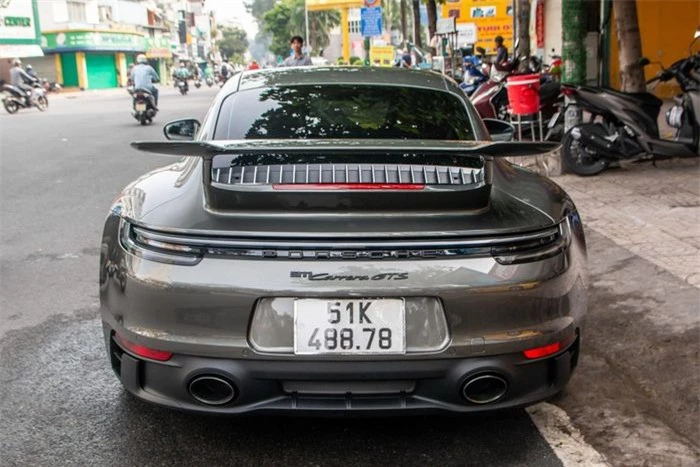  Logo GTS ở cột A, dòng chữ 911 Carrera GTS ở cản sau là những đặc điểm để phân biệt với các phiên bản khác. Hệ thống ống xả đơn đặt đối xứng hai bên, trong khi khuếch tán sau cũng được sơn đen. 