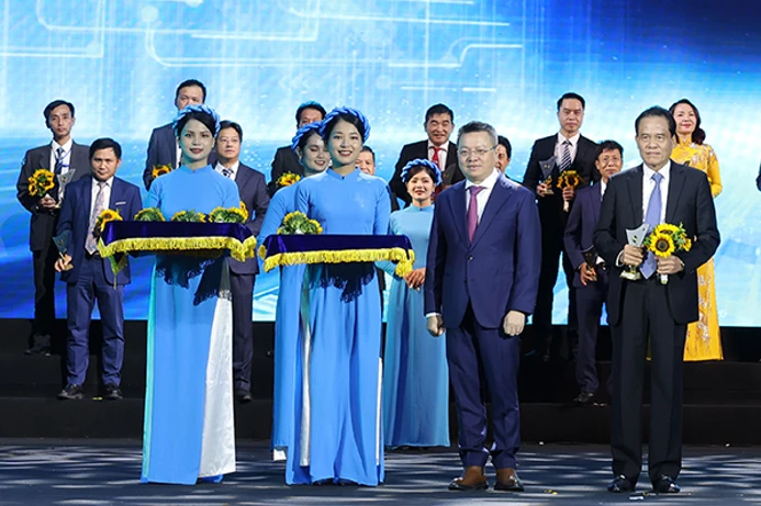 Ông Trần Văn Úy – TGĐ SCTV (bìa phải) tại Lễ Công bố sản phẩm đạt THQG năm 2022.