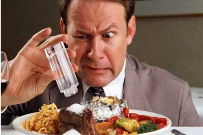 5 dấu hiệu tố cáo bạn đang ăn quá nhiều muối